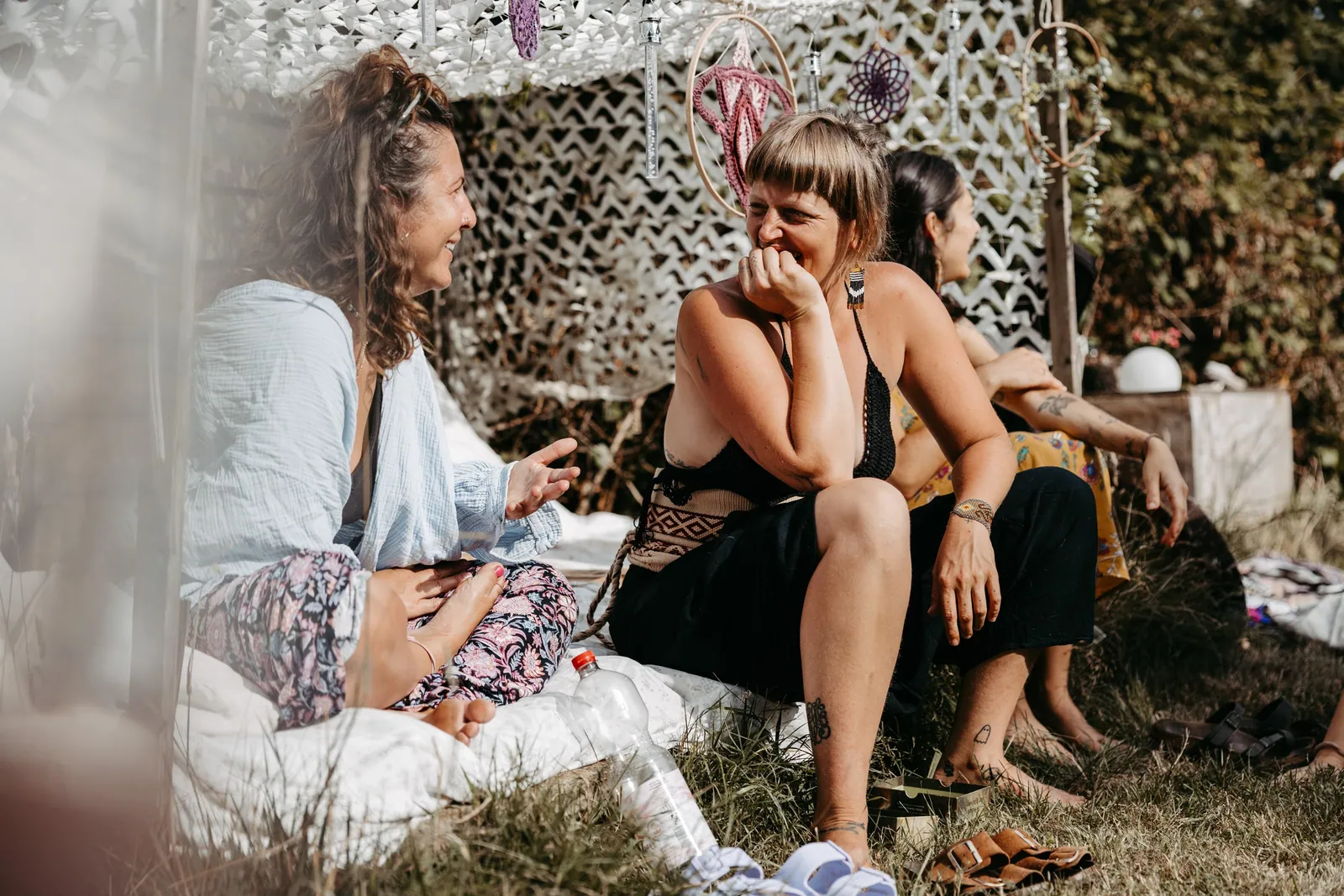Teilnehmerinnen im Gespräch beim Women Medicine Day im Garten