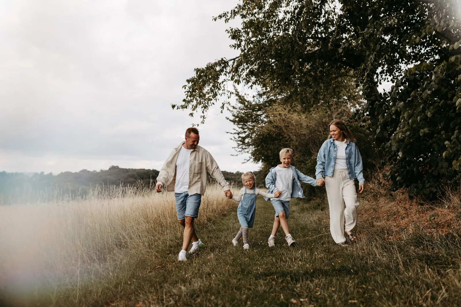Unbeschwerte Familienzeit im Kornfeld