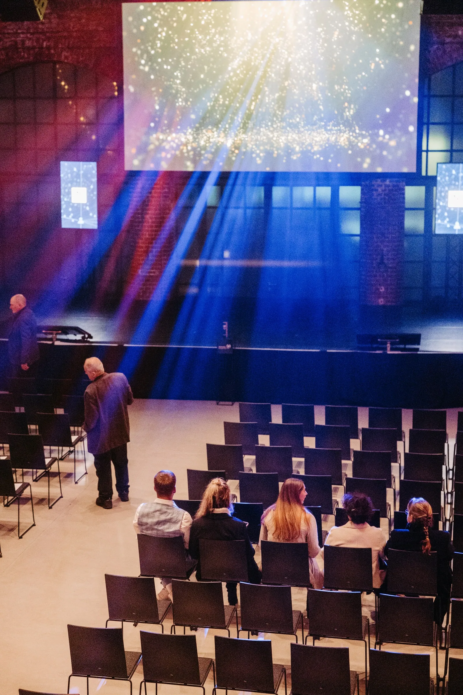 Bühne und Stuhlreihen im farbigen Licht beim Hessischen Gründerpreis