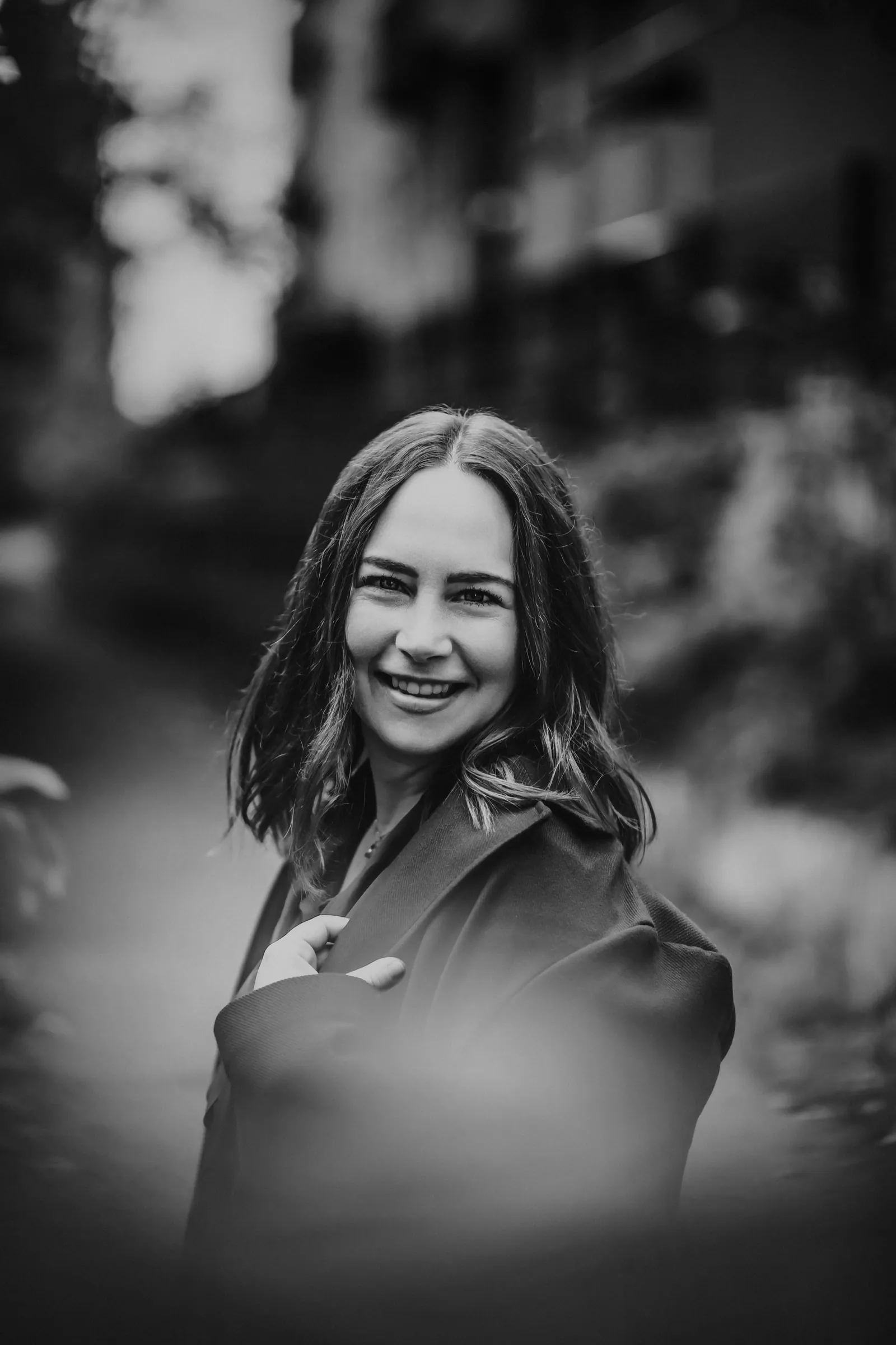 Natürliches Schwarzweißportrait einer lachenden Frau