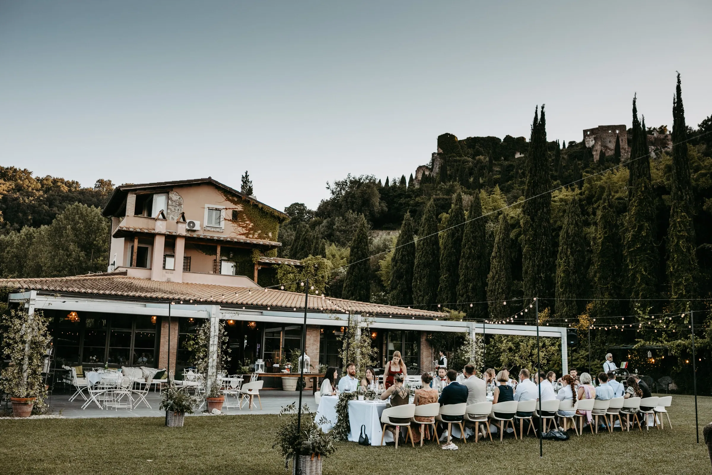 Hochzeitstafel und Gäste in weiter Landschaft