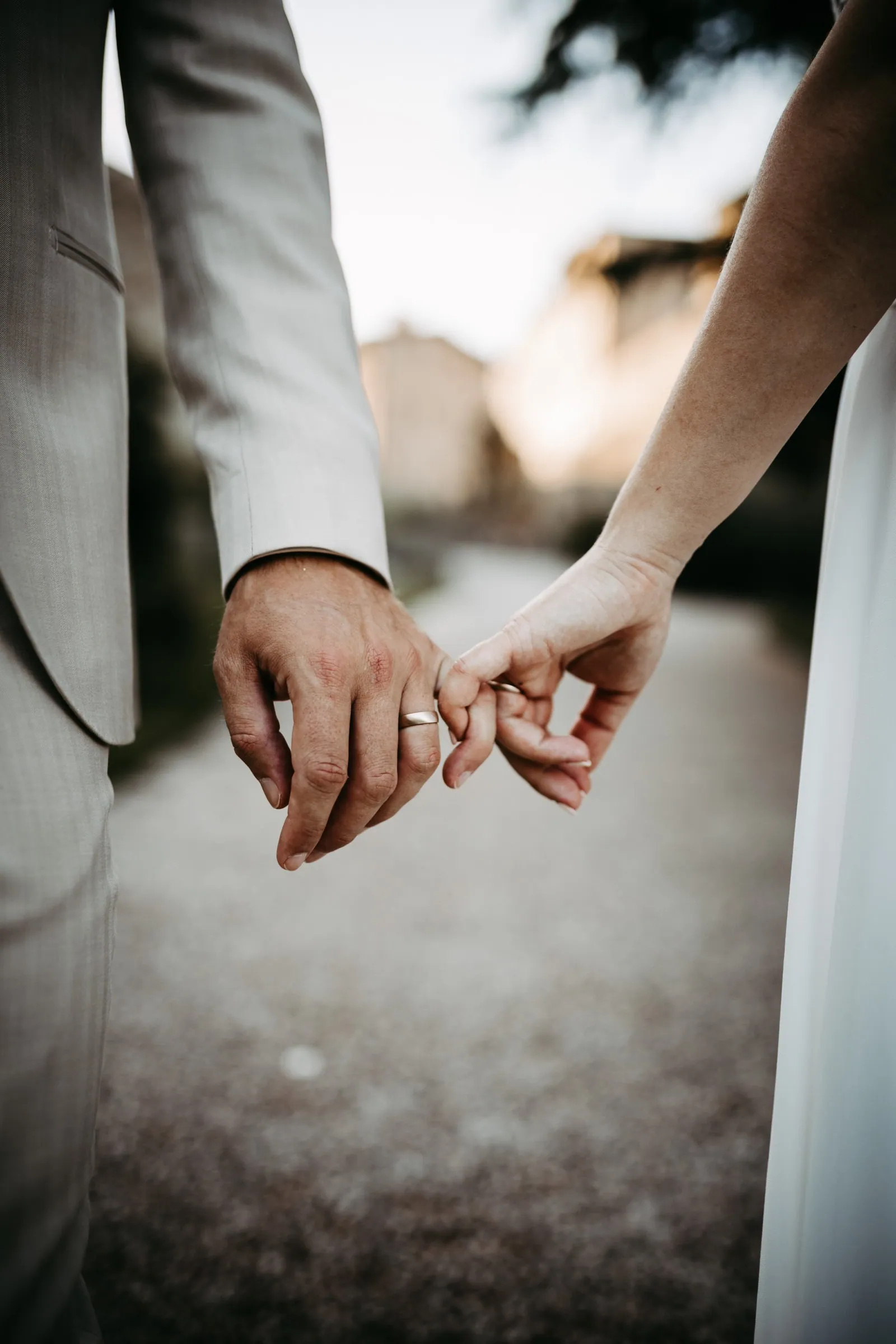 Hände eines Hochzeitspaares greifen ineinander